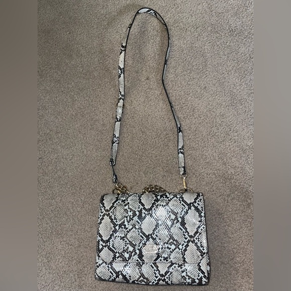 faux snakeskin Guess satchel purse - Picture 5 of 13